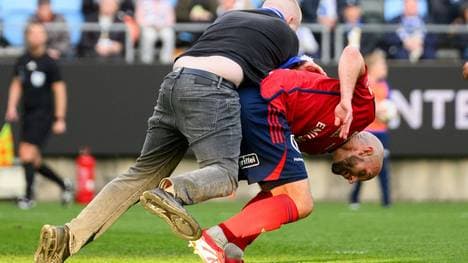 Attacke eines Anhängers gegen einen Spieler von Växjö