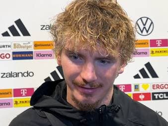 Die deutsche Nationalmannschaft qualifiziert sich für die WM 2026. Ein Reporter fragt Stürmer Nick Woltemade nach dem "fast" perfekten DFB-Auftritt, der antwortet mit einer ungläubigen Gegenfrage. 