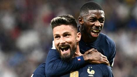 Olivier Giroud (l.) und Ousmane Dembele feiern das 3:1