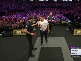 Caller Huw Ware ermahnt Gerwyn Price im Halbfinale der Premier League of Darts. Nach der Diskussion mit dem Caller entschuldigt sich Price bei Gegner Luke Littler.