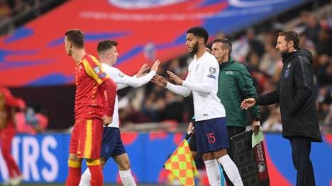Joe Gomez (r,) wurde bei seiner Einwechslung ausgebuht