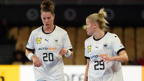 Die deutschen Handballerinnen um Antje Döll (r.) und Emily Bölk Bölk stehen bei der EM vor dem Aus