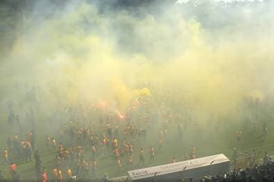 Pyro-Eskalation! Aufstiegsparty läuft aus dem Ruder