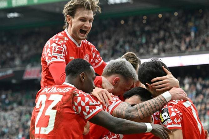 Bizarre Szene: Führte eine Taube zum Gegentor?