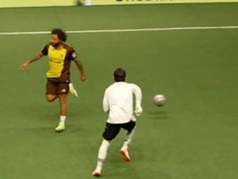 Der ehemalige Real-Kapitän Marcelo zaubert bei der Icon League mit Präsident Toni Kroos. Dem Brasilianer gelingen drei Tore und eine Vorlage, womit er die "Berlin Underdogs" zum Sieg führt.