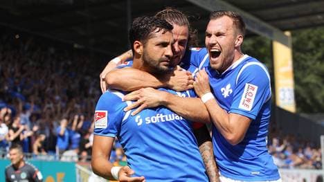 Kevin Großkreutz (r.) freut sich mit Torschütze Aytac Sulu über den Sieg von Darmstadt 98