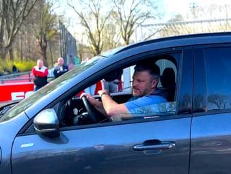 Kurzauftritt beim Trainer-Gipfel: Hier düst der Noch-Trainer Lukas Kwasniok vom Geißbockheim ab.