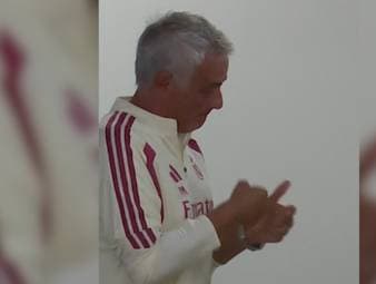Jose Mourinho scherzt mit einem Journalisten nach der Pressekonferenz von Real Madrid. Der Portugiese kommt noch einmal zurück, um dem Medienschaffenden scherzhaft zu drohen. 