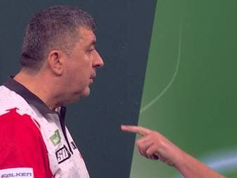 Mensur Suljovic schlägt Joe Cullen in einem ereignisreichen Match bei der Darts-WM. Erst ist der Österreicher "völlig von der Rolle", wird dann von Caller Kirk Bevins ermahnt - und besteht dennoch. 