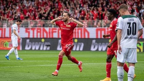 Fussball Berlin 29.08.2021 Saison 2021 2022 1. Bundesliga DFL 1. FC Union Berlin vs Borussia Mönchengladbach Jubel nach dem Tor zum 1:0 durch Niko Gießelmann (Union, No.23) Giesselmann *** Football Berlin 29 08 2021 Season 2021 2022 1 Bundesliga DFL 1 FC Union Berlin vs Borussia Mönchengladbach Cheers after the goal to 1 0 by Niko Gießelmann Union, No 23 Giesselmann.