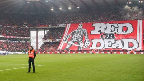 Enthauptungsplakat beim Spiel zwischen Standard Lüttich und RSC Anderlecht