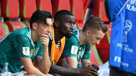 Antonio Rüdiger nach dem WM-Aus gegen Südkorea neben Mesut Özil
