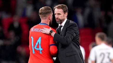 Gareth Southgate (l.) verzichtet für die EM auf zahlreiche Stars wie Jordan Henderson (r.)