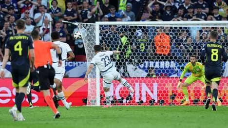 Xherdan Shaqiri schoss die Schweiz sehenswert zurück ins Spiel gegen Schottland