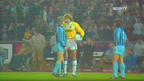 Fritz Walter (l.) von Waldhof Mannheim und Gerald Ehrmann vom 1. FC Kaiserslautern geraten aneinander