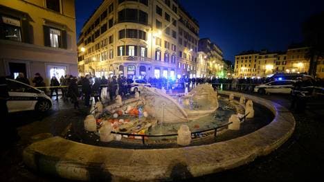 2015: Rotterdam-Fans verwüsten Fontana della Barcaccia