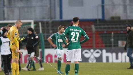 Die Spieler des VfB Lübeck sind nach der Pleite gegen Meppen bedient