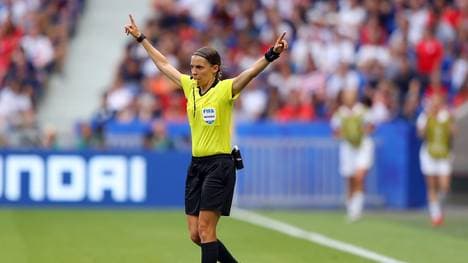 Die Französin Stephanie Frappart wird den Supercup zwischen Liverpool und Chelsea leiten