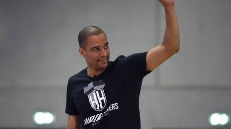 Marvin Willoughby von den Hamburg Towers winkt