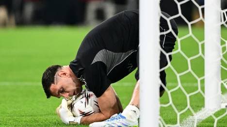 Villas Emiliano Martinez beim Aufwärmen in Istanbul
