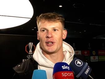 Vor dem Europa-League-Auftakt gegen Celta Vigo entrollen die Fans des VfB Stuttgart ein Plakat: "Wir holen dieses Mal den Europapokal!" Alexander Nübel und Sportdirektor Fabian Wohlgemuth reagieren auf das Banner.