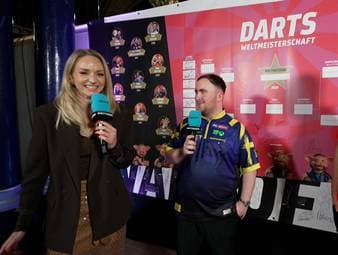 Luke Littler marschiert dominant in die nächste Runde. Bei SPORT1 spricht der Titelverteidiger über seinen persönlichen Rekord und Gegner Mensur Suljovic.