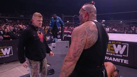 Parker Boudreaux (l.) und Granden Goetzman halfen Swerve Strickland bei AEW Dynamite gegen Keith Lee