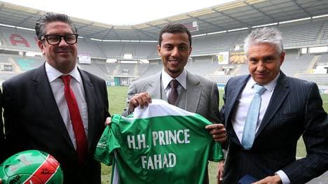 Prinz Fahd (M.) steigt beim CS Sedan ein