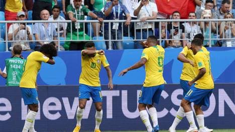 Neymar (2.v.l.) mit dem Flashbang-Jubel im Spiel gegen Mexiko