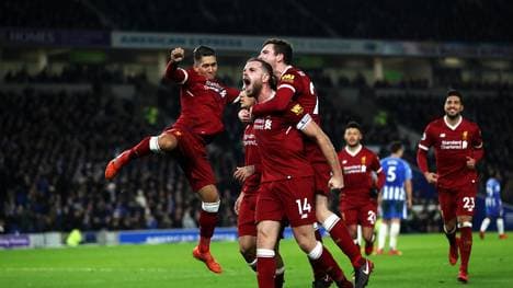 Kapitän Jordan Henderson (M.) feiert mit den Torschützen Firmino (l.) und Coutinho (versteckt)