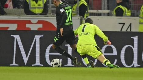 Mitchell Langerak (r.) leistete sich bei der Pleite des VfB Stuttgart gegen Hannover 96 einen Aussetzer