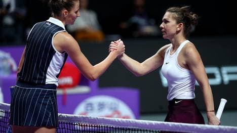 Karolina Pliskova (links) nach ihrem Sieg gegen Simona Halep