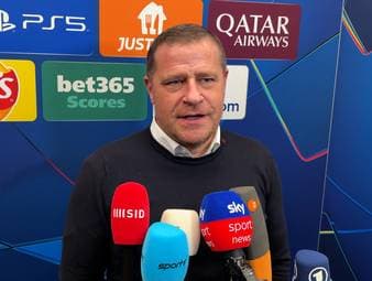 Michael Olise und Joshua Kimmich holen sich beim Stand von 6:0 des FC Bayern bei Atalanta Bergamo eine Gelb-Sperre ab. Auf die Frage, ob dies absichtlich geschehen sei, weicht Sportvorstand Max Eberl aus.