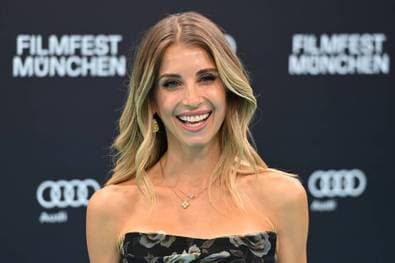 Cathy Hummels verblüfft bei Promi-Darts-WM