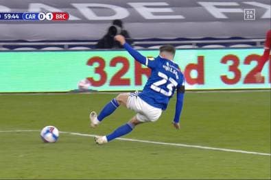 Diese Grätsche lässt Kreisliga-Kicker vor Neid erblassen