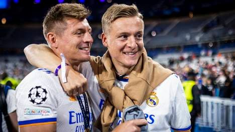 Toni Kroos (l.) spricht mit seinem Bruder Felix im Podcast über aktuelle Fußball-Themen
