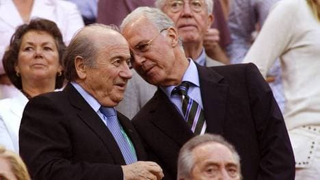 Sepp Blatter (l.) im Gespräch mit Franz Beckenbauer bei der WM 2006