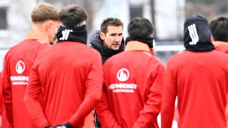 Miroslav Klose richtet Worte an sein Team