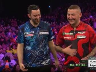 Nathan Aspinalls Aus beim Grand Slam of Darts steht schon während des letzten Matches gegen Luke Humphries fest. Das Duell endet dann in lockerer Atmosphäre mit witzigen Momenten ...