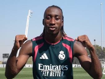 Diomande spricht über seinen großen Traum, für Real Madrid zu spielen, seine Dankbarkeit und seinen Stolz, nun Teil des Vereins zu sein, sowie seinen Wunsch, hart zu arbeiten und gemeinsam mit der Mannschaft möglichst viele Titel zu gewinnen.