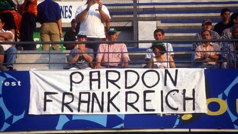 Deutsche Fans bitten bei der WM 1998 in Frankreich um Entschuldigung - zuvor war der französische Polizist Daniel Nivel brutal zusammengeschlagen und schwer verletzt worden