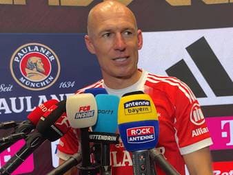 Arjen Robben spricht über das Comeback von Jamal Musiala und teilt seine Einschätzung zum jungen Bayern-Star. Dabei appelliert er an die Presse , Musiala die nötige Zeit zu geben, um wieder zu seiner Bestform zu finden. 