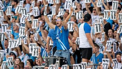 Fans des Chemnitzer FC protestieren für den entlassenen Daniel Frahn