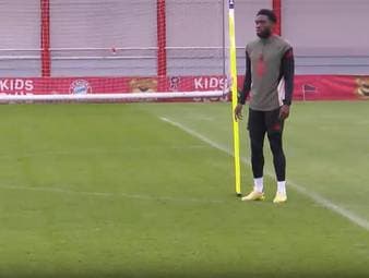 Alphonso Davies steht nach seinem Kreuzbandriss im März vor seinem Comeback. Der Linksverteidiger ist zurück im Training des FC Bayern.