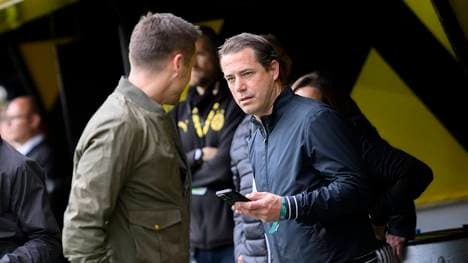 Lars Ricken (r.) reagiert auf die Vorgänge in den Katakomben