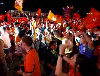 Die feiern die ganze Nacht. Vor dem letzten Gruppenspiel tauchen die Fans der Niederlande Kansas City ganz in Oranje.
