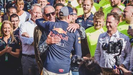 Max Verstappen umarmt Dietrich Mateschitz nach einem Red-Bull-Sieg 2018