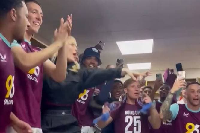 Dieser Popstar feiert mit Kompanys Ex-Club den Aufstieg