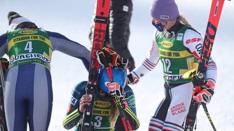 Mikaela Shiffrin (M.) wird von ihren Konkurrentinnen getröstet