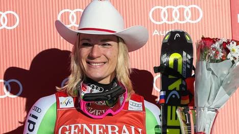 Maria Höfl-Riesch bejubelte ihren Sieg Abfahrts-Sieg in Lake Louise 2013 mit Cowboy-Hut